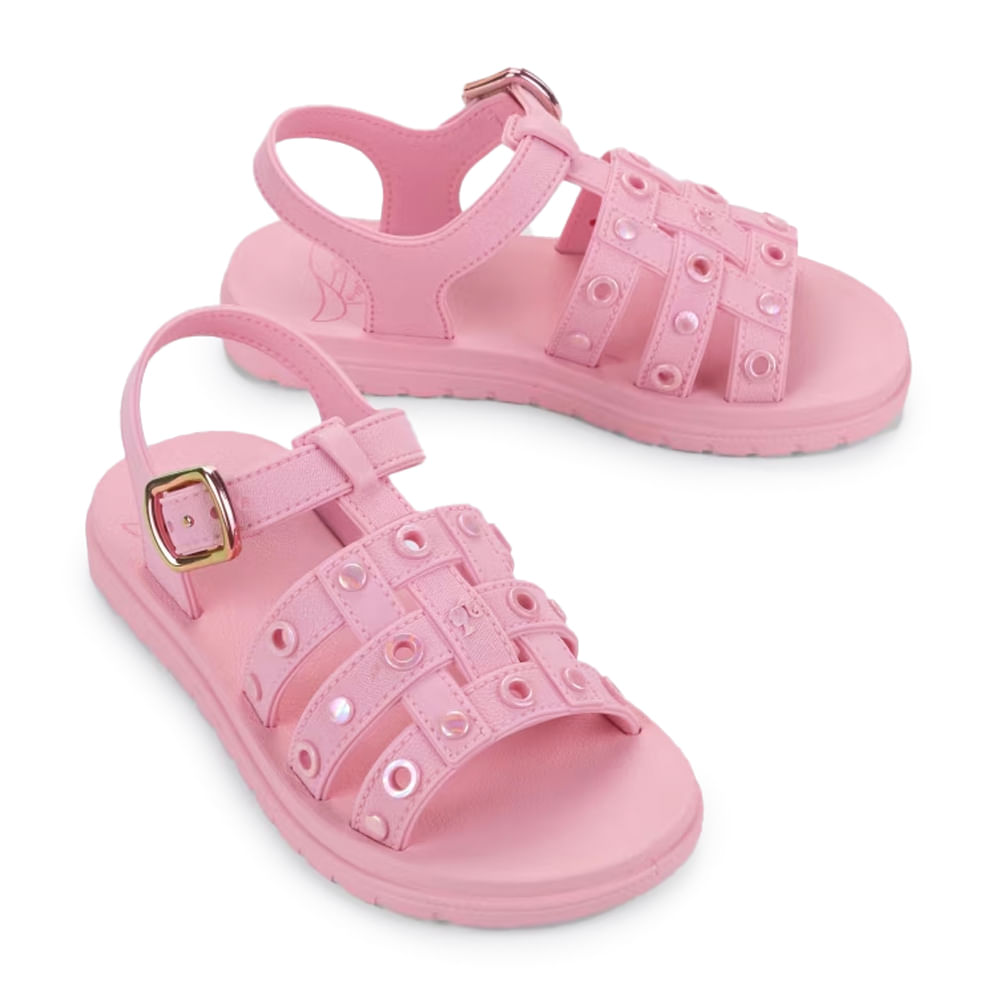 Vista lateral da sandália infantil Grendene Barbie Silver rosa com fechamento em fivela metálica